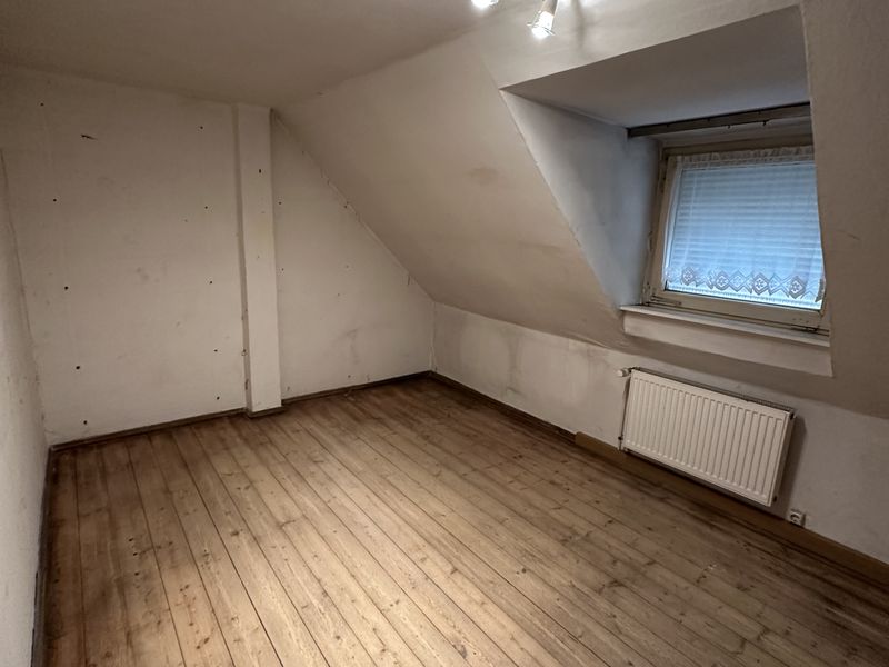 Dasselbe Dachzimmer leergeräumt und besenrein übergeben