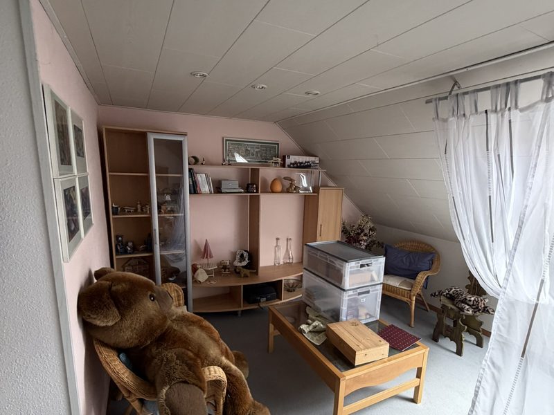 Möbliertes Zimmer unter der Dachschräge vor der Räumung